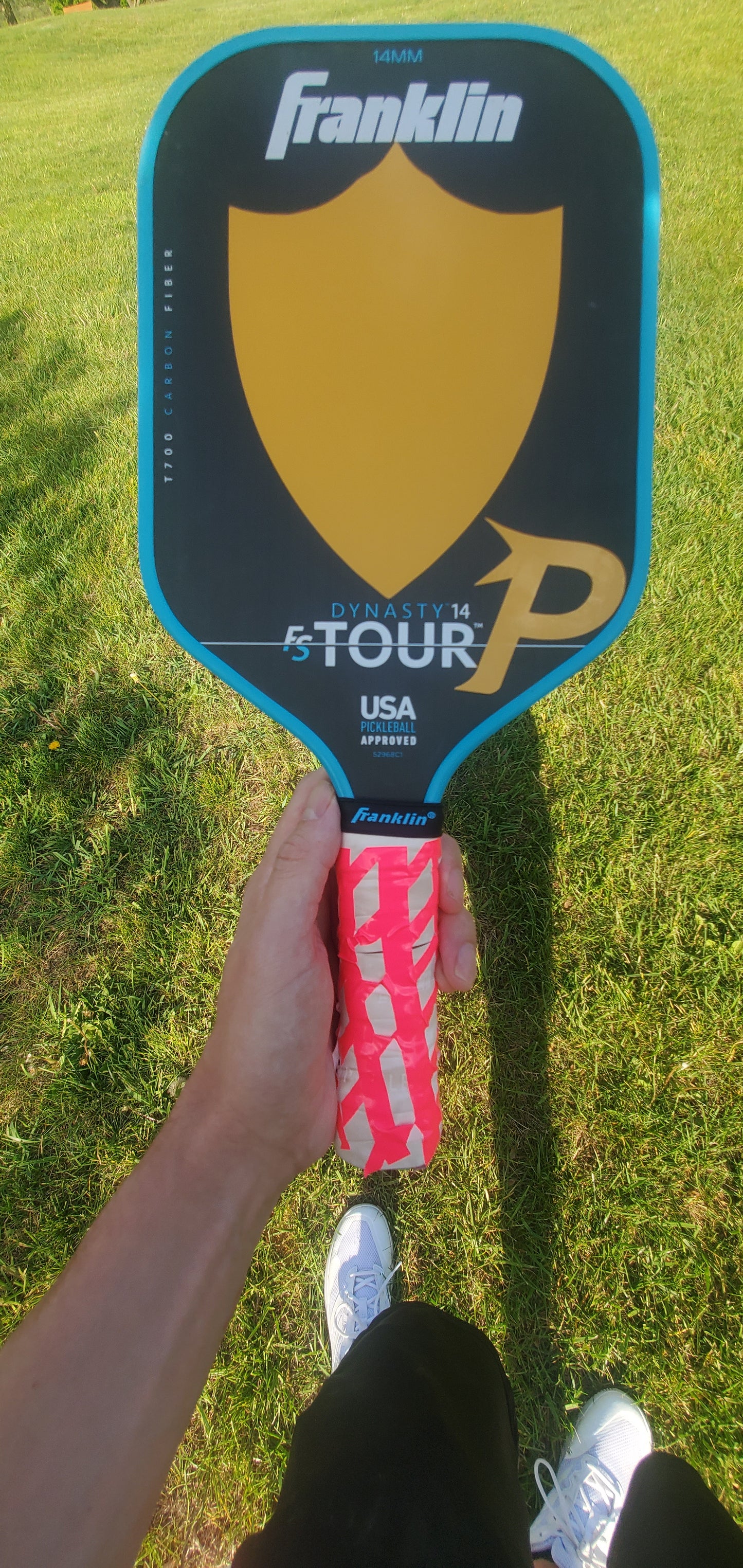 Diseño de pala Piktrik Shield – Golden Surge (dorado) Accesorio de Pickleball