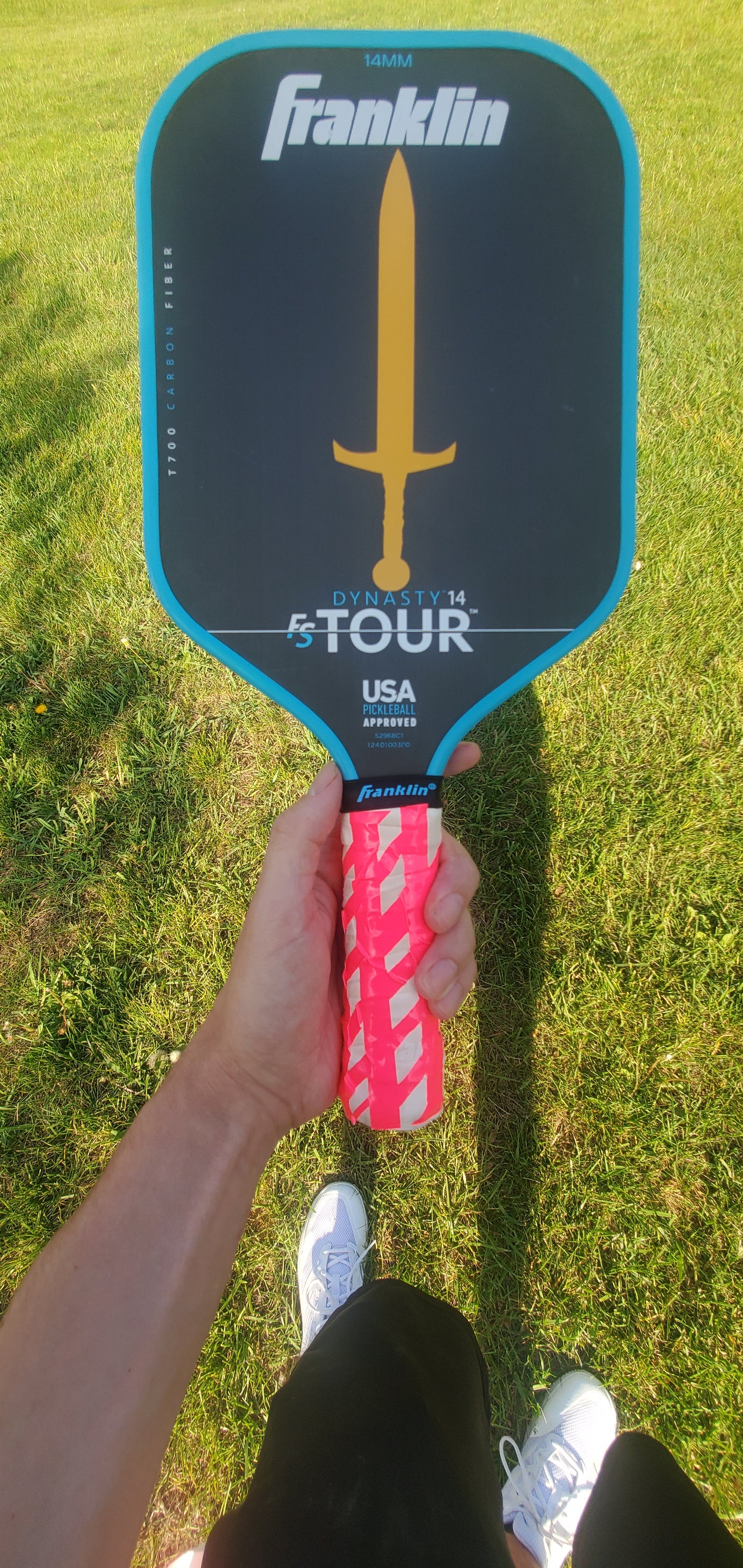 Diseño de pala de espada Piktrik – Golden Surge (oro) Accesorio de Pickleball