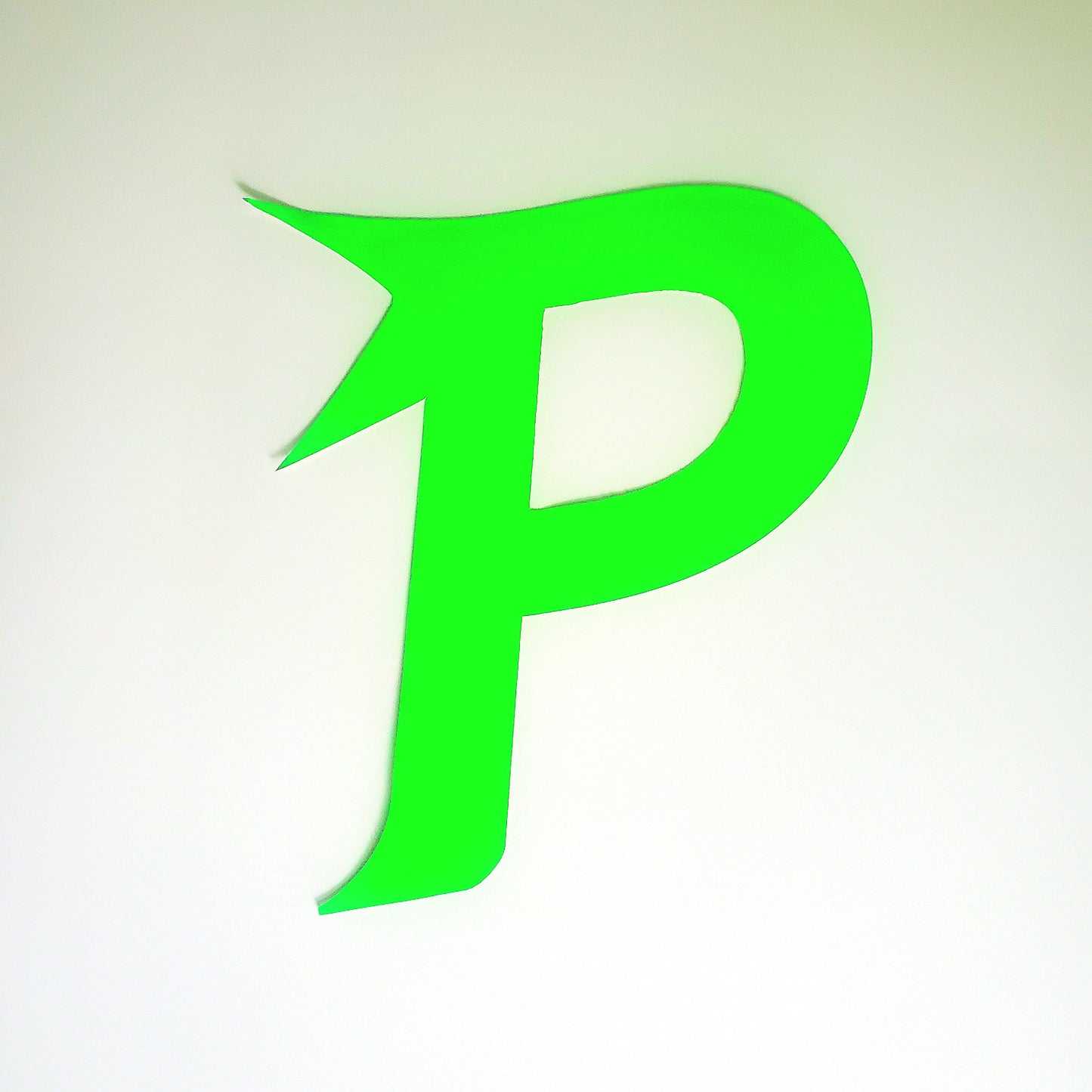 Diseño de paleta con el logotipo Piktrik P: color lima eléctrico (verde neón). Accesorio de pickleball.