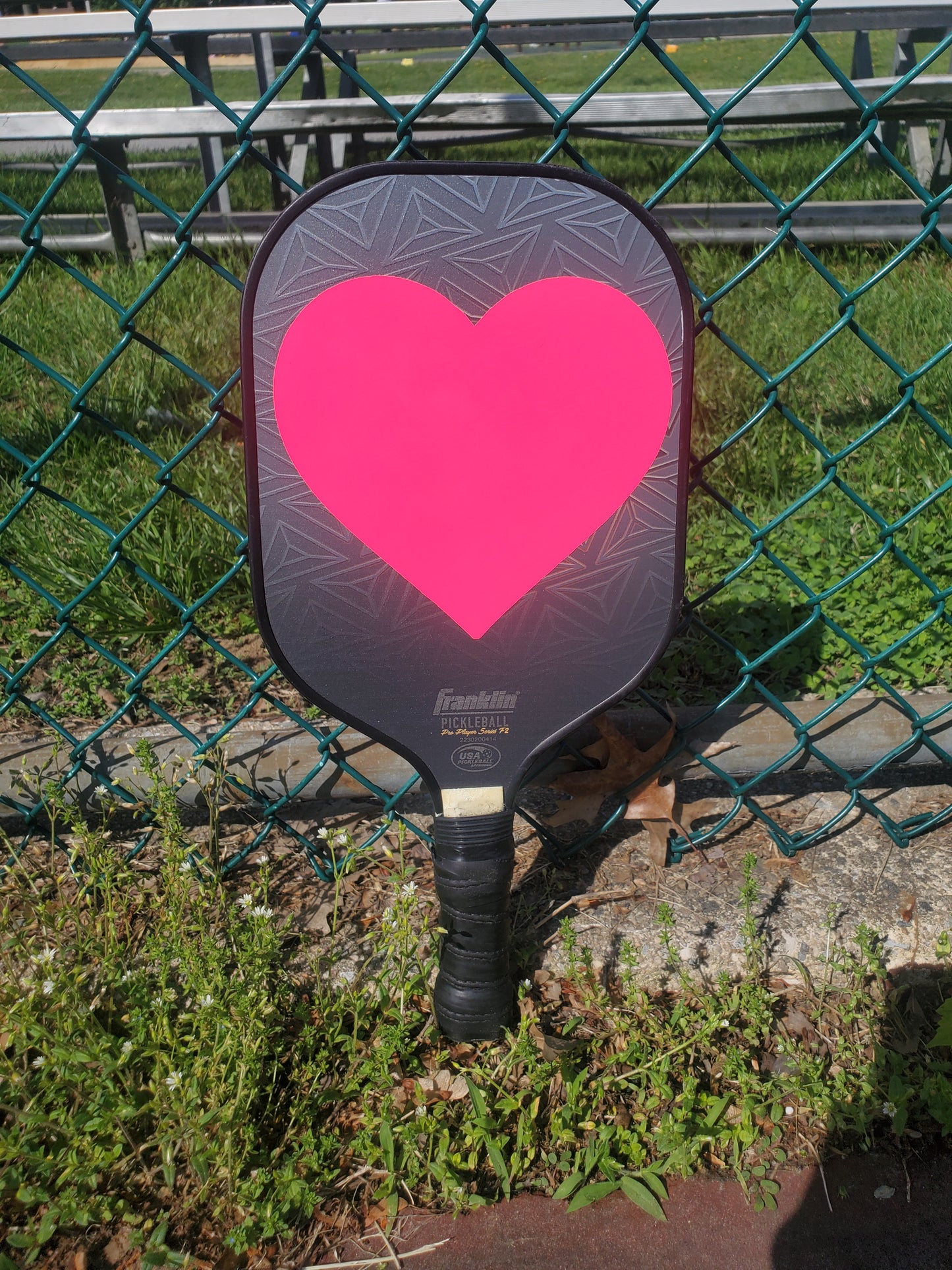 Diseño de paleta Piktrik Heart: accesorio de pickleball rosa voltaje (rosa neón)