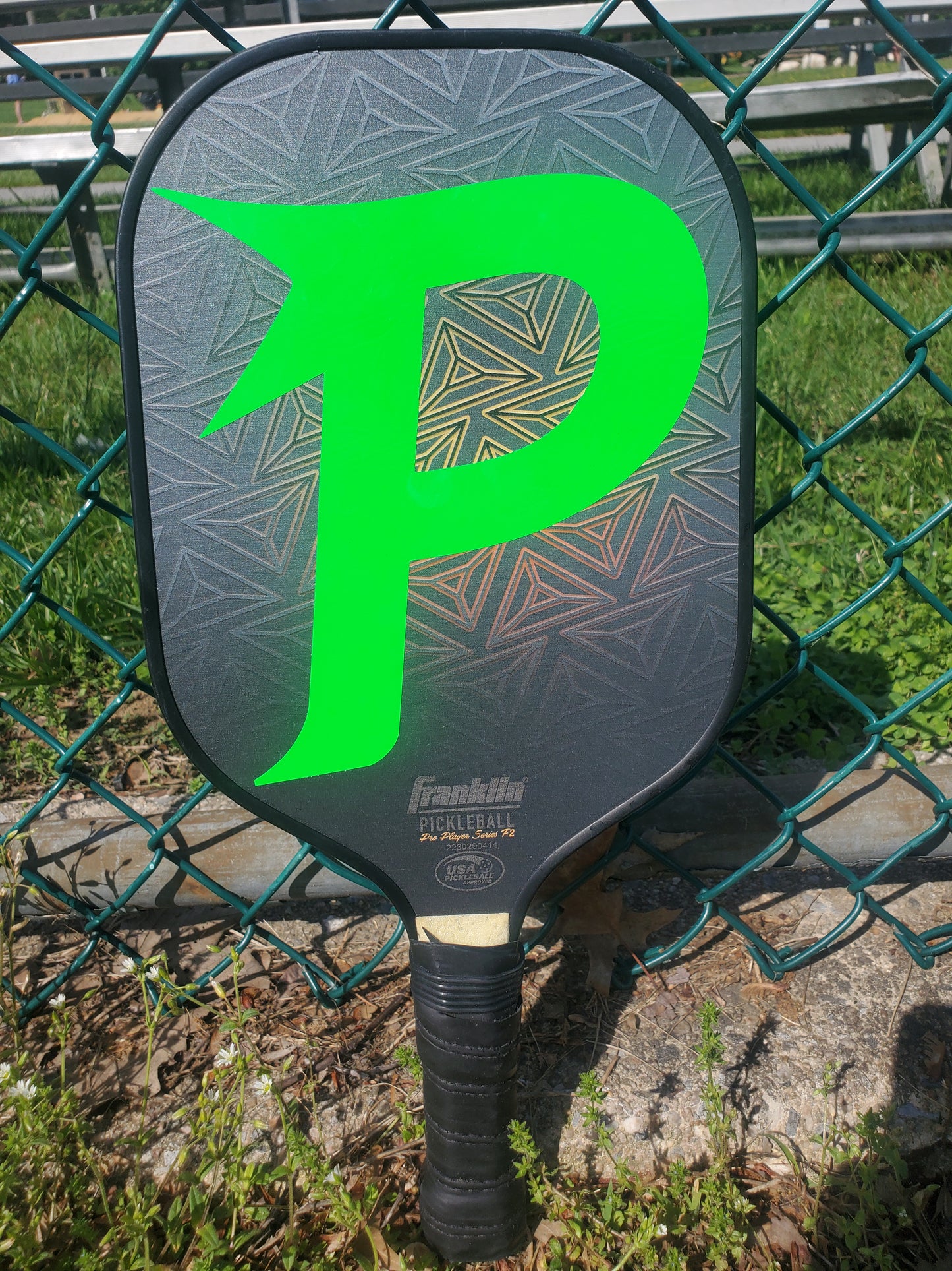 Diseño de paleta con el logotipo Piktrik P: color lima eléctrico (verde neón). Accesorio de pickleball.