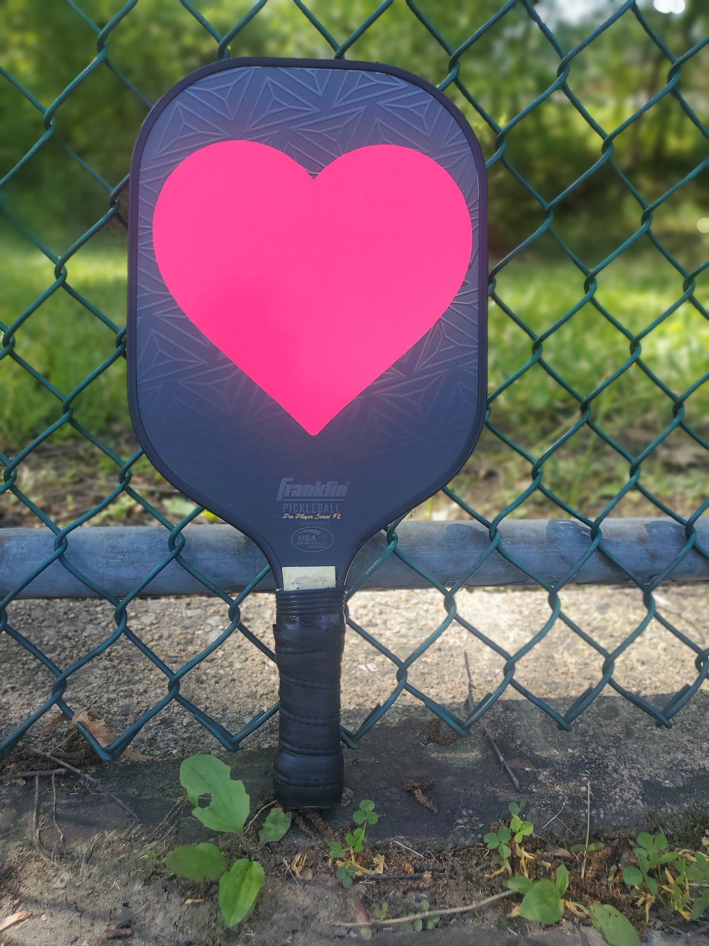 Diseño de paleta Piktrik Heart: accesorio de pickleball rosa voltaje (rosa neón)