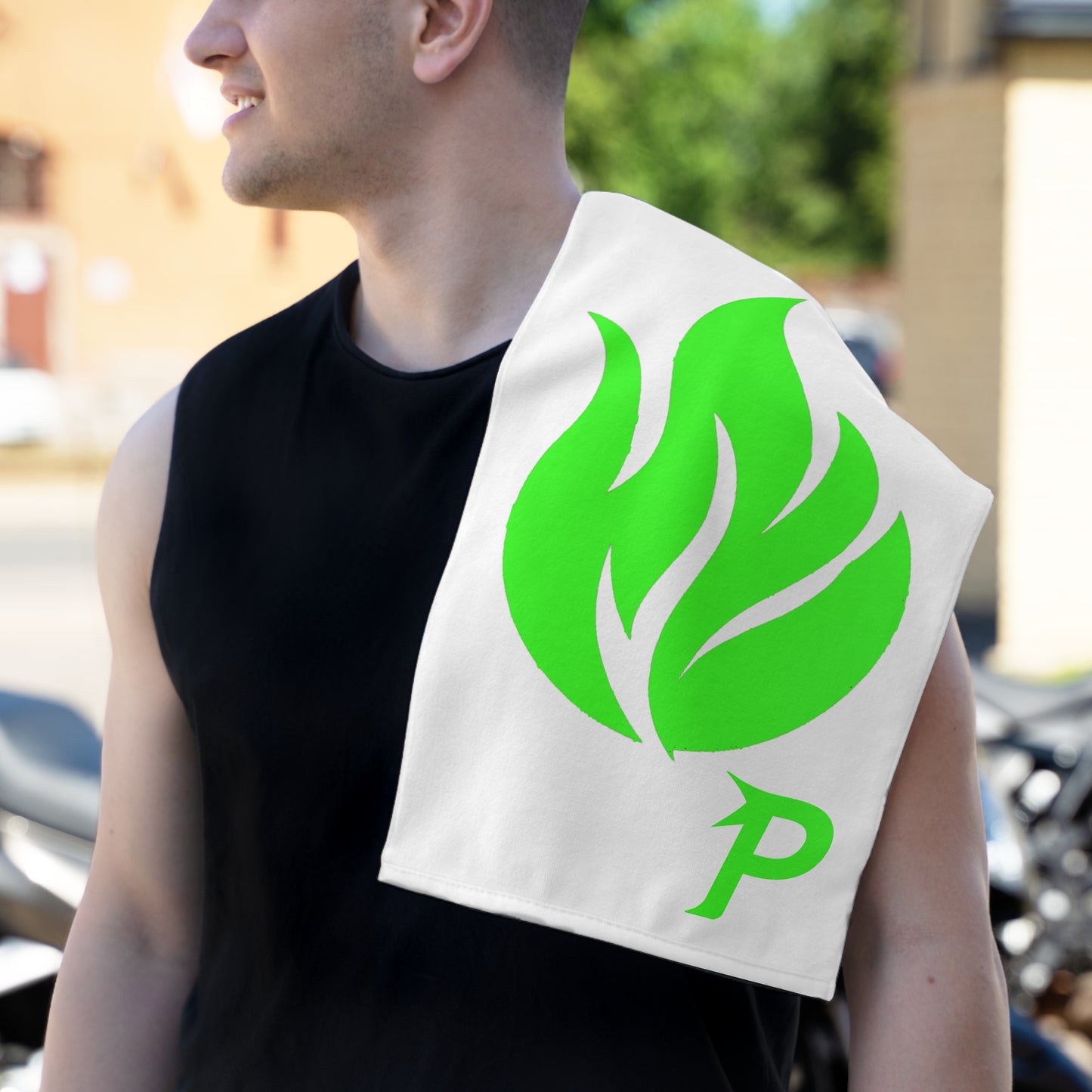 Toalla Piktrik Rally de 28 x 45 cm – Diseño de ondas de llamas con el logotipo P en verde lima eléctrico (verde neón) – Blanco
