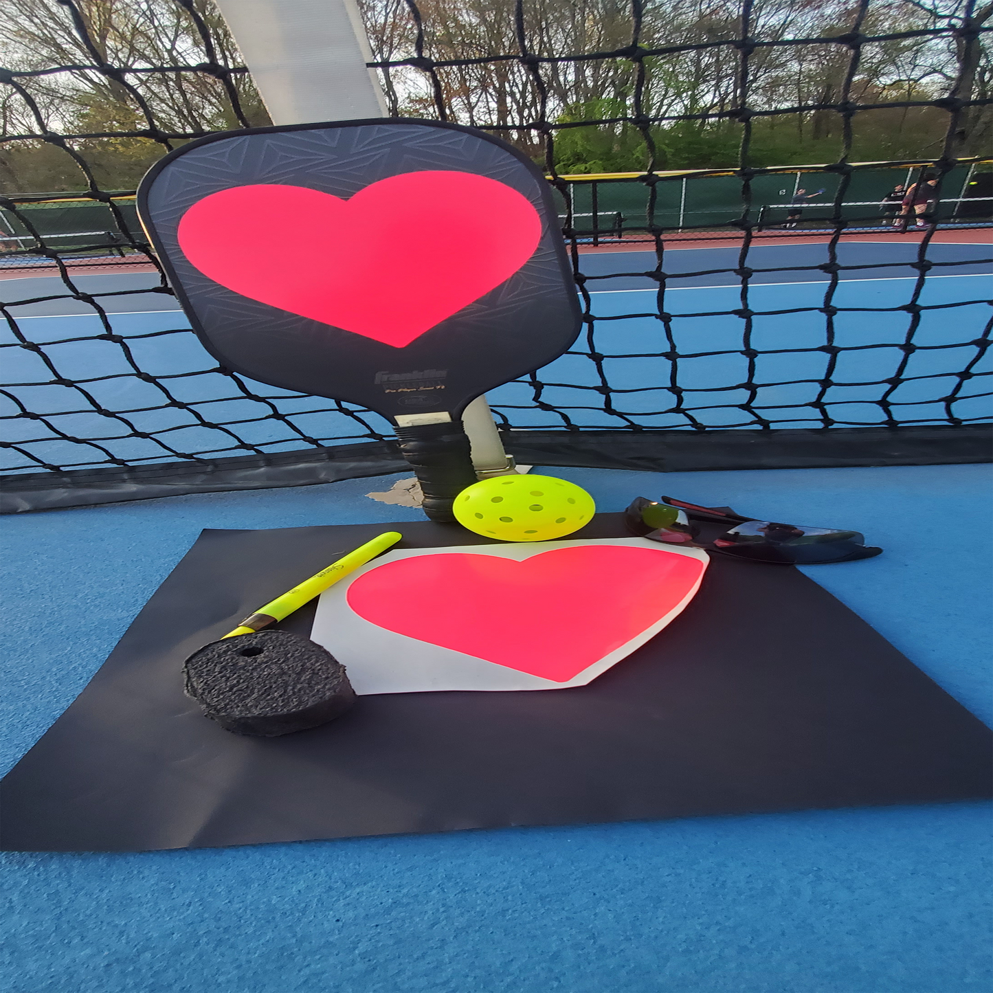 Diseño de paleta Piktrik Heart: accesorio de pickleball rosa voltaje (rosa neón)