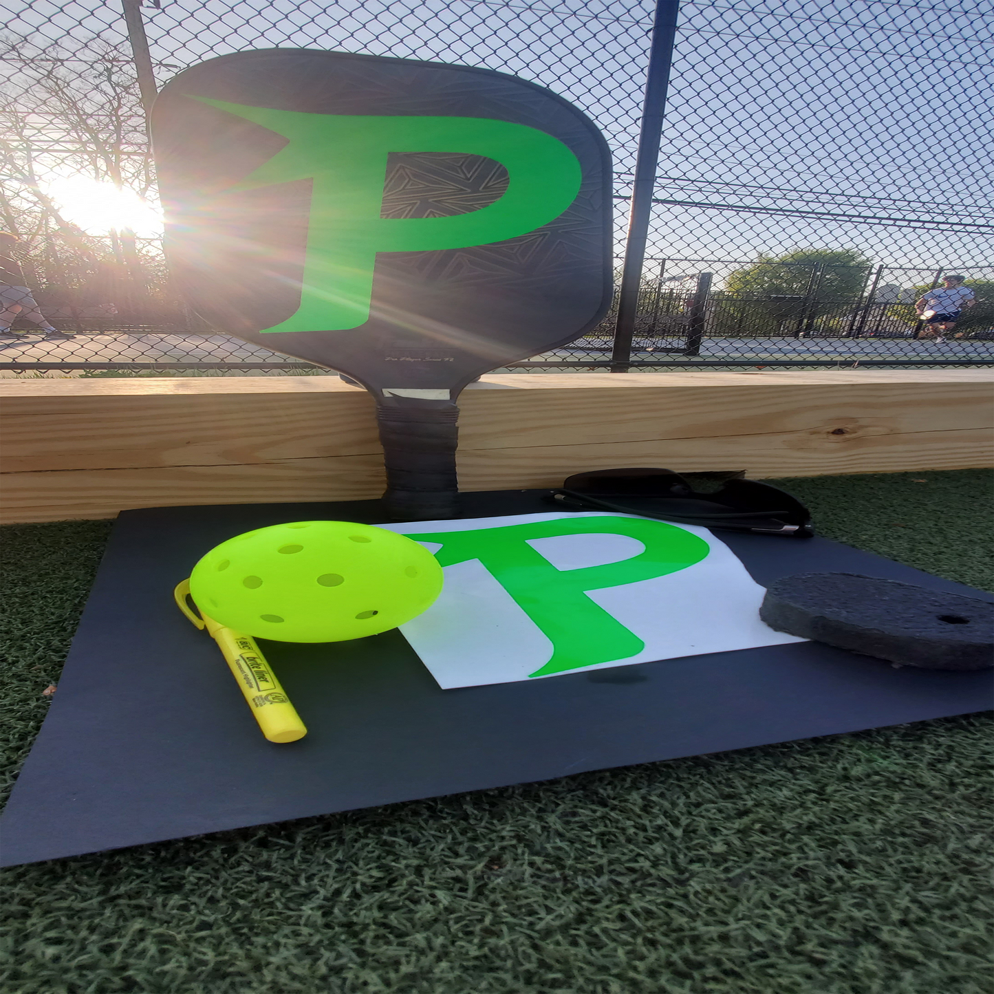 Diseño de paleta con el logotipo Piktrik P: color lima eléctrico (verde neón). Accesorio de pickleball.