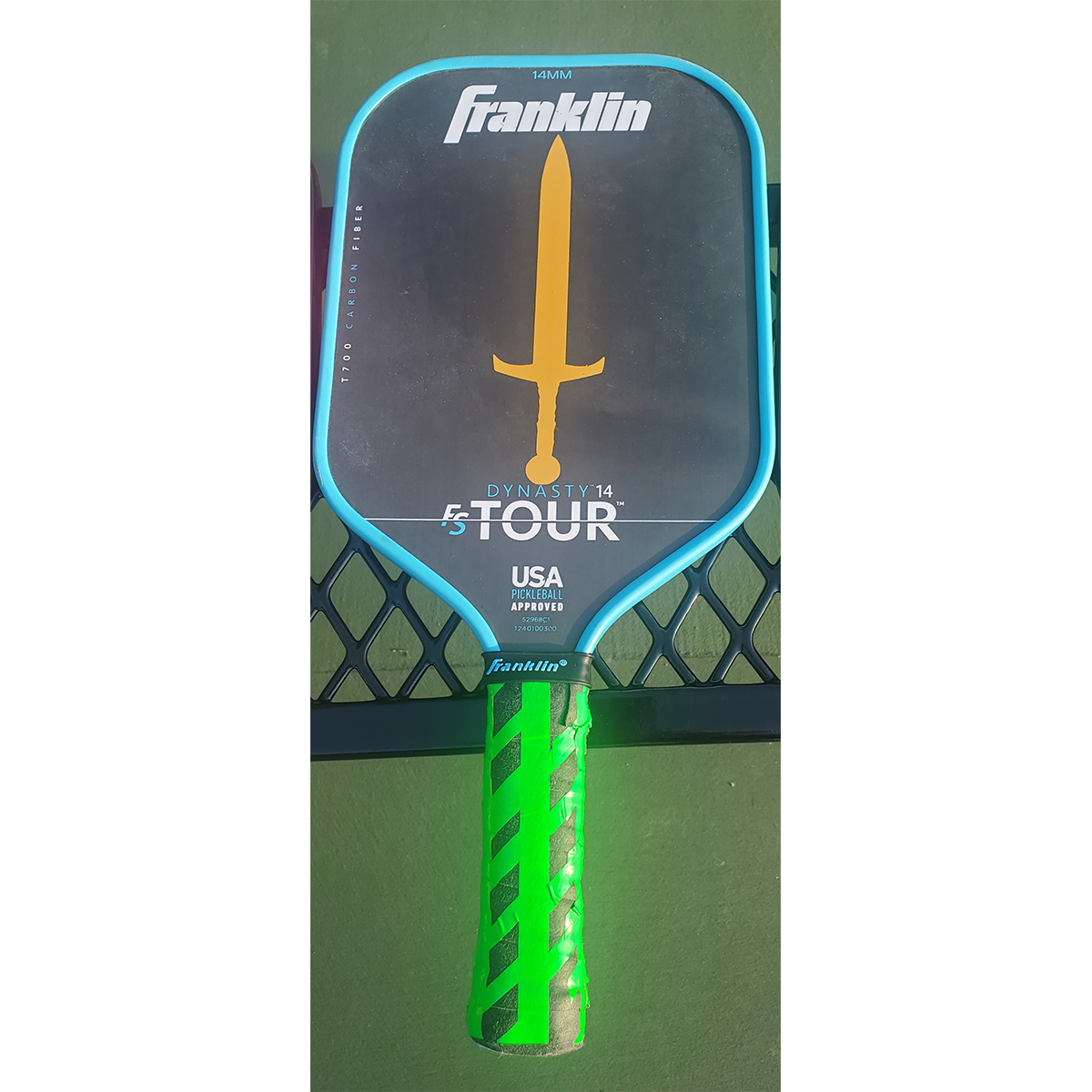Diseño de pala de espada Piktrik – Golden Surge (oro) Accesorio de Pickleball