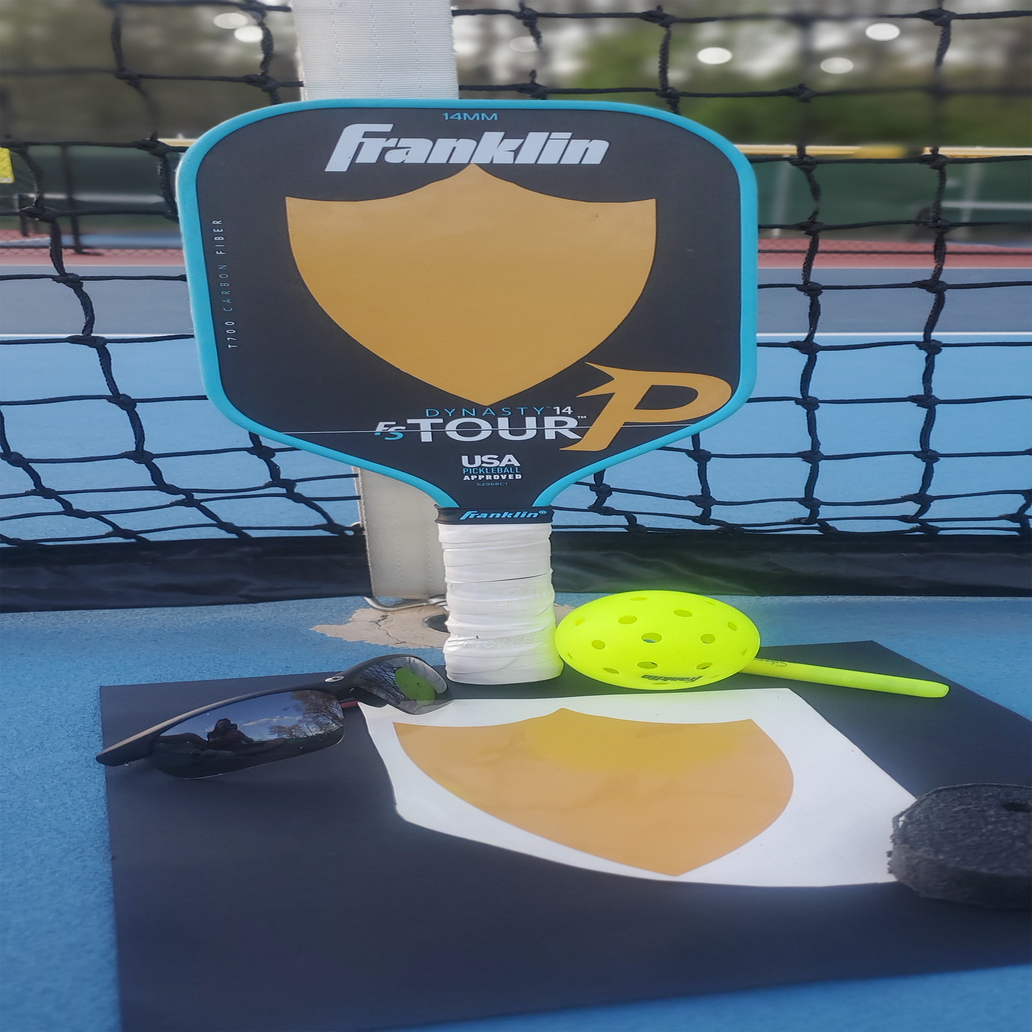 Diseño de pala Piktrik Shield – Golden Surge (dorado) Accesorio de Pickleball